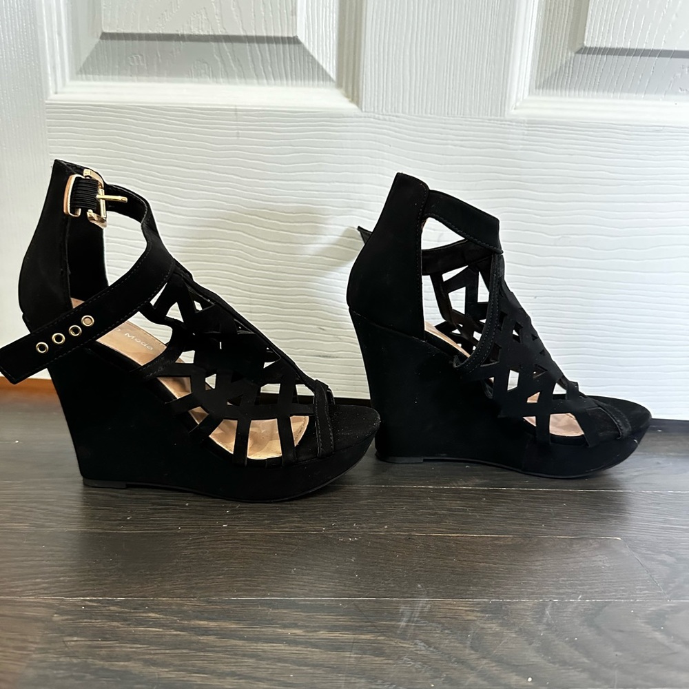 Black platform wedge sandals Top Moda 6M soft felt material almost like new